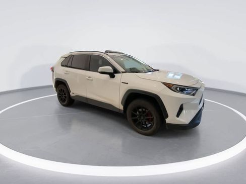 Used 2019 Toyota RAV4 XLE w/ Convenience Package AWD/4WD image 2