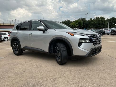 Used 2025 Nissan Rogue SV FWD image 3