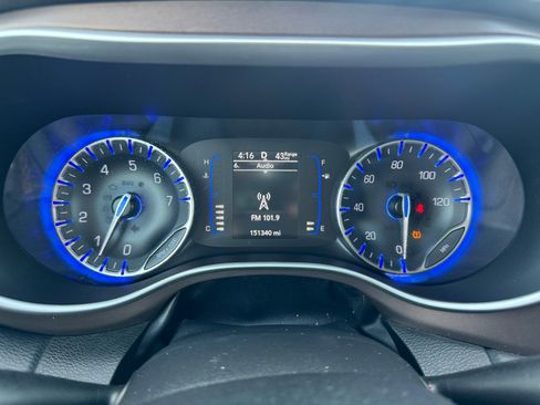 Used 2019 Chrysler Pacifica Touring-L image 16