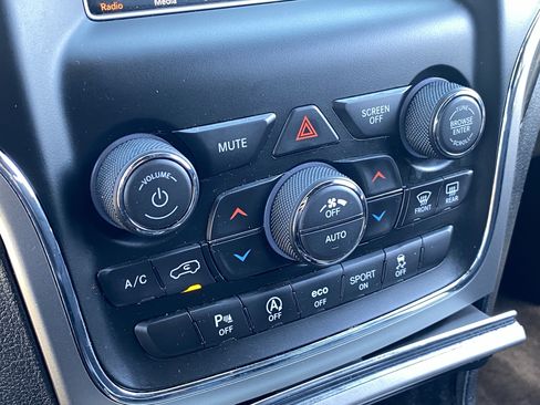 Used 2018 Jeep Grand Cherokee Laredo AWD/4WD image 24