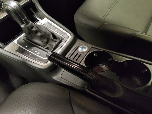 Used 2015 Volkswagen Golf S image 26