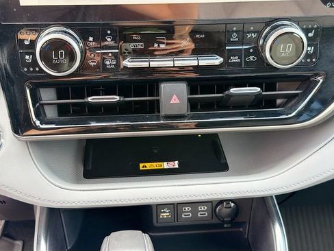 Used 2023 Toyota Highlander Limited AWD/4WD image 16