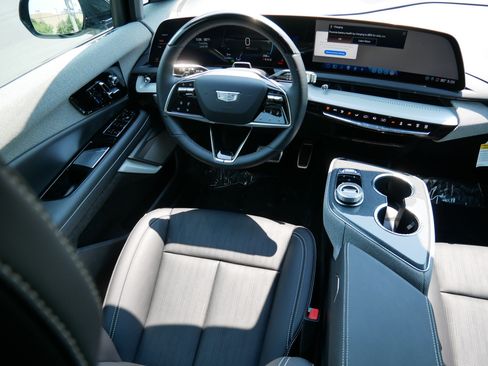 Certified 2025 Cadillac Optiq Luxury 2 w/ LPO, Floor Liner Package AWD/4WD image 7