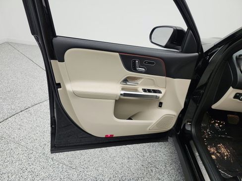 Used 2022 Mercedes-Benz GLB 250 image 15