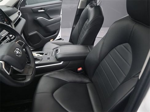 Used 2022 Toyota Highlander XLE image 11