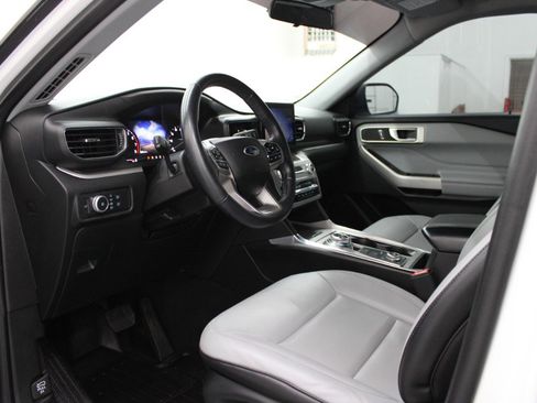 Used 2021 Ford Explorer XLT w/ Equipment Group 202A image 7