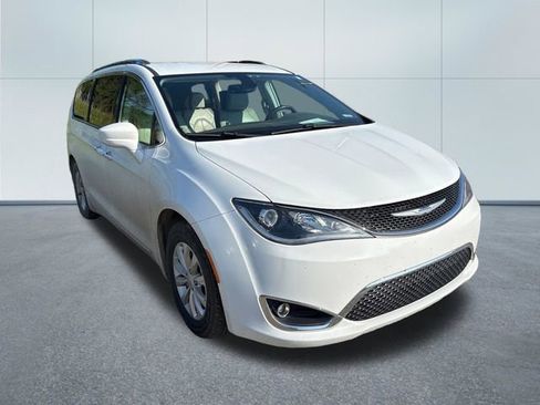 Used 2018 Chrysler Pacifica Touring-L Plus FWD image 5