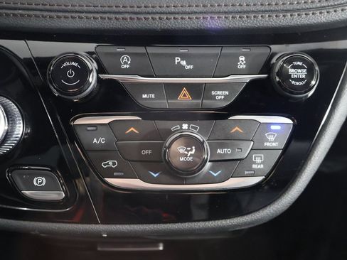 Used 2020 Chrysler Pacifica Limited image 49