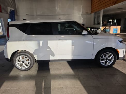 Used 2024 Kia Soul LX w/ Option Group 015 FWD image 6