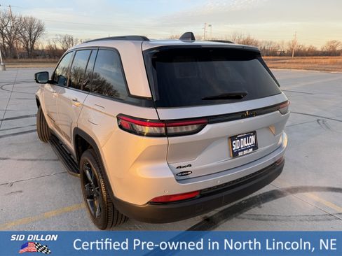 Used 2024 Jeep Grand Cherokee Altitude image 7