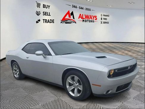 Used 2020 Dodge Challenger SXT w/ Driver Convenience Group RWD image 4