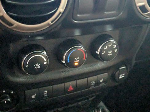 Used 2017 Jeep Wrangler Sahara AWD/4WD image 16