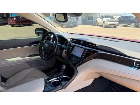 Used 2018 Toyota Camry XLE FWD image 12