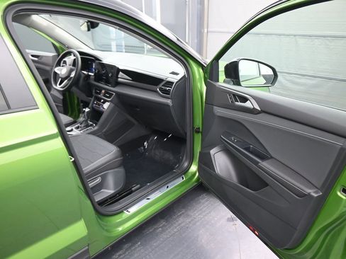 New 2026 Volkswagen Taos SE image 39