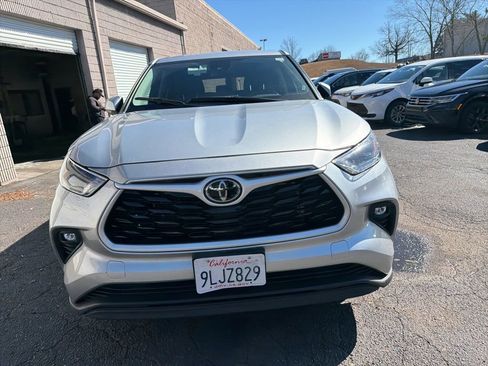 Used 2024 Toyota Highlander LE image 2