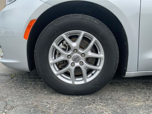 Used 2023 Chrysler Pacifica Touring-L FWD image 25