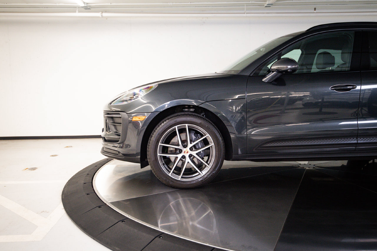 Certified 2024 Porsche Macan AWD/4WD image 11