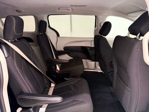 Used 2023 Chrysler Voyager LX FWD image 25
