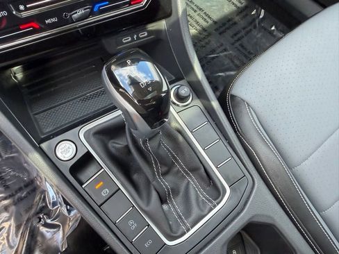 Certified 2025 Volkswagen Jetta SE w/ Sunroof Package image 26