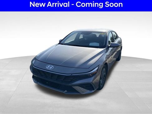 Used 2024 Hyundai Elantra SEL FWD image 2
