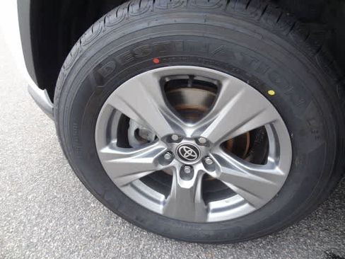 Used 2024 Toyota RAV4 XLE FWD image 33