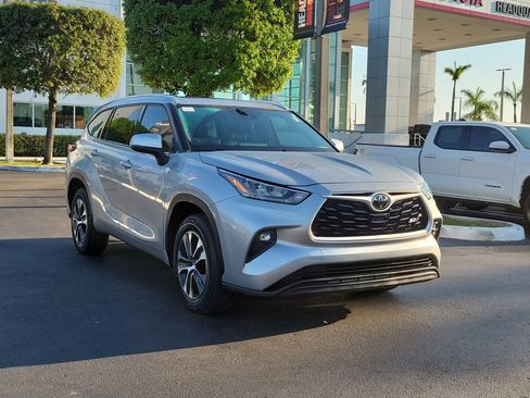 Used 2020 Toyota Highlander XLE image 2