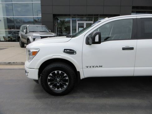 Used 2017 Nissan Titan PRO-4X AWD/4WD image 2