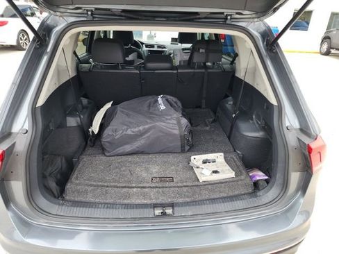 Used 2020 Volkswagen Tiguan SE w/ Panoramic Sunroof Package image 18