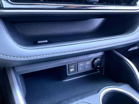 Used 2022 Toyota Highlander XLE AWD/4WD image 19