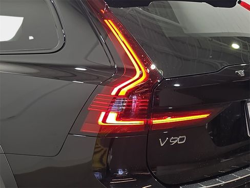Used 2022 Volvo V90 B6 Cross Country w/ Advanced Package image 33