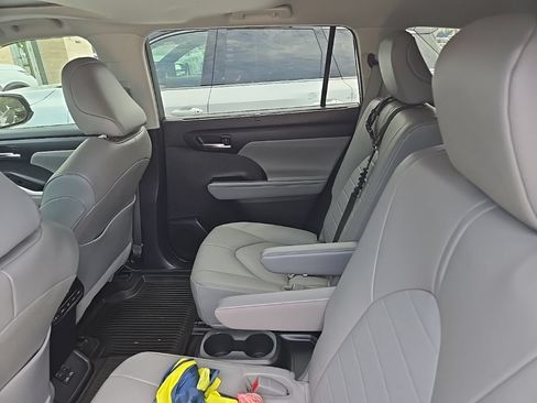 Used 2022 Toyota Highlander XLE FWD image 11