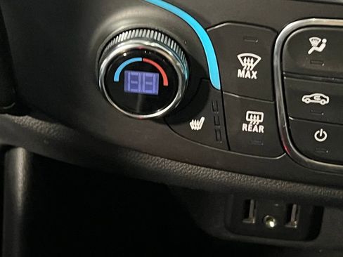 Used 2023 Chevrolet Traverse LT image 37