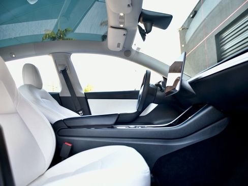 Used 2021 Tesla Model Y Long Range image 16