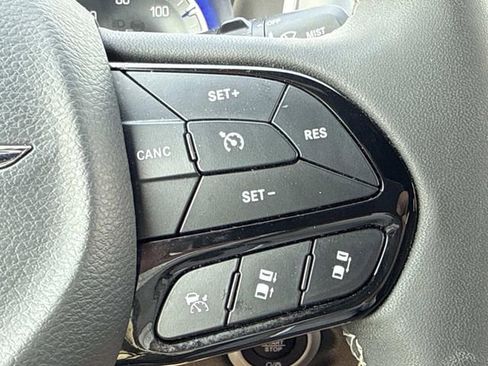 Used 2025 Chrysler Pacifica Limited FWD image 19