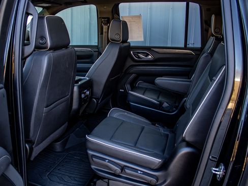 Used 2022 GMC Yukon XL SLT w/ SLT Premium Package image 26