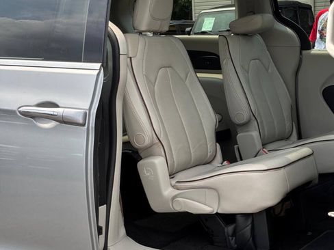 Used 2017 Chrysler Pacifica Limited FWD image 18