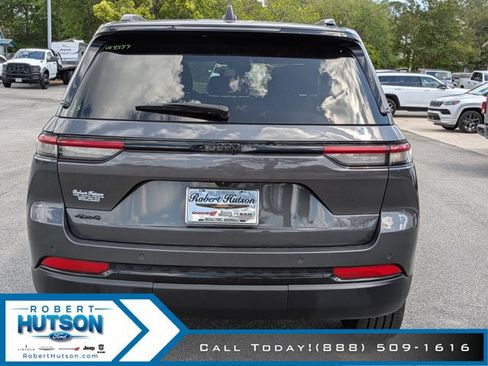 Used 2025 Jeep Grand Cherokee Altitude AWD/4WD image 7