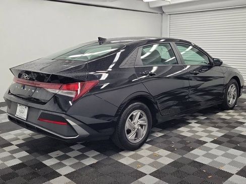 Used 2025 Hyundai Elantra SE FWD image 6