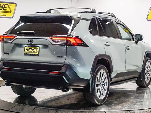 Used 2022 Toyota RAV4 XLE Premium image 4