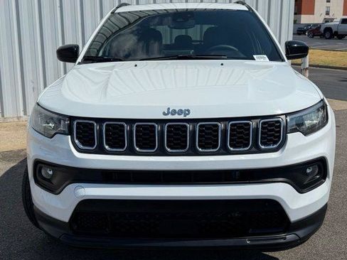 Used 2025 Jeep Compass Latitude w/ Sun & Sound Group AWD/4WD image 17