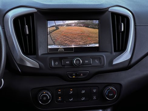 Used 2024 GMC Terrain SLE image 25