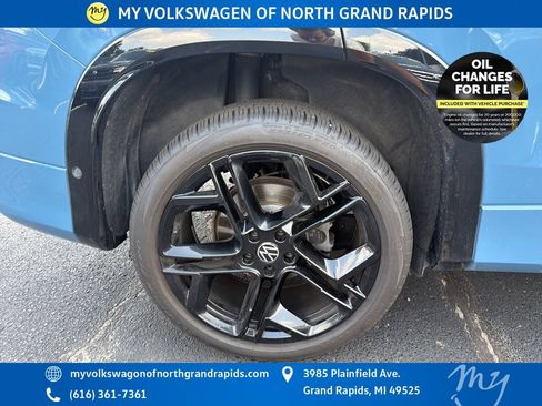 Used 2025 Volkswagen Tiguan SE R-Line AWD/4WD image 36