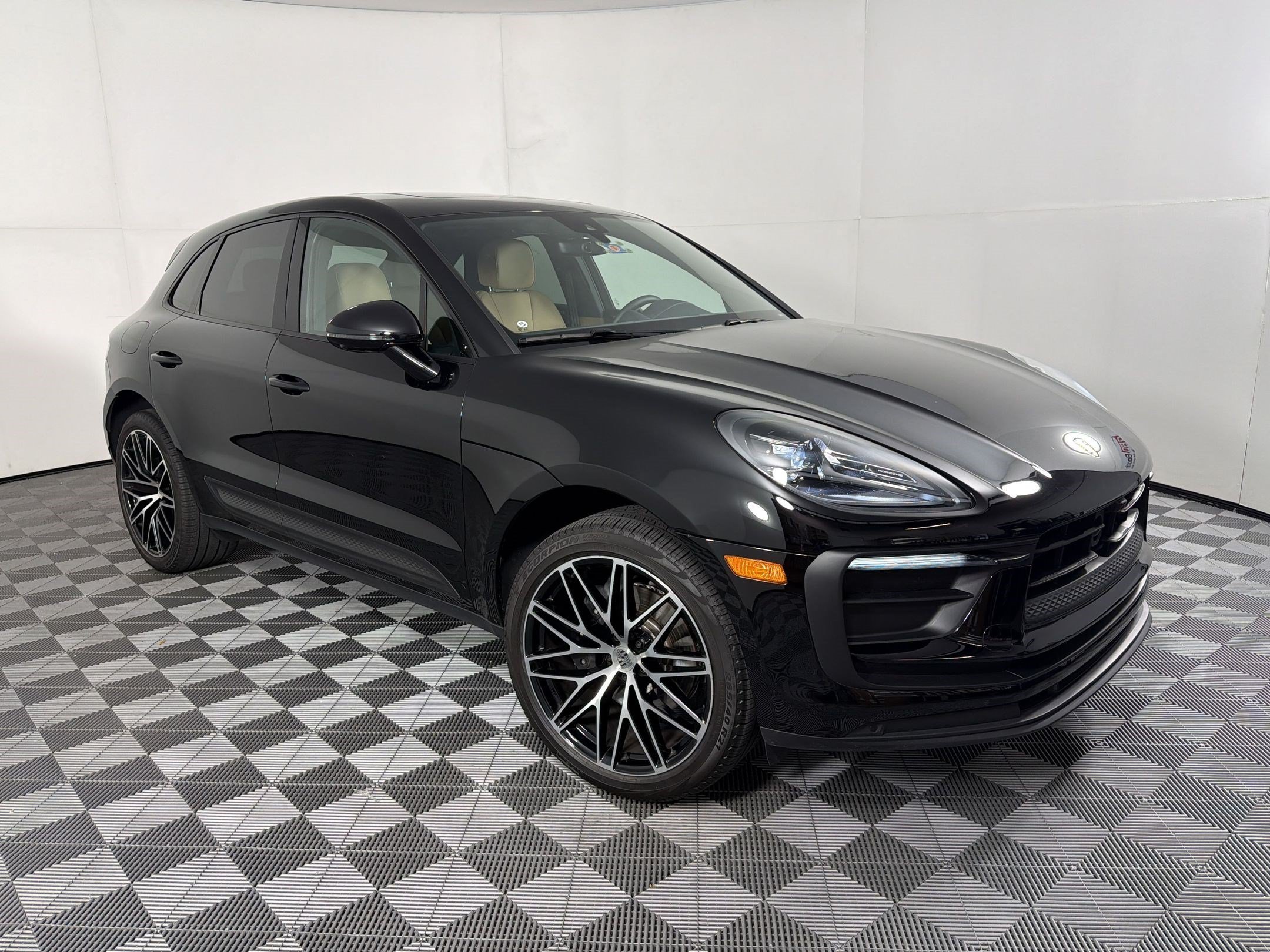 Certified 2026 Porsche Macan AWD/4WD image 7