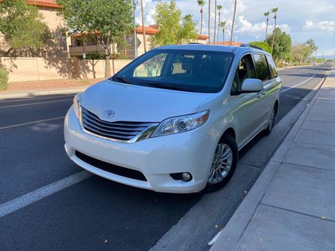 Used 2015 Toyota Sienna XLE Premium FWD image 4