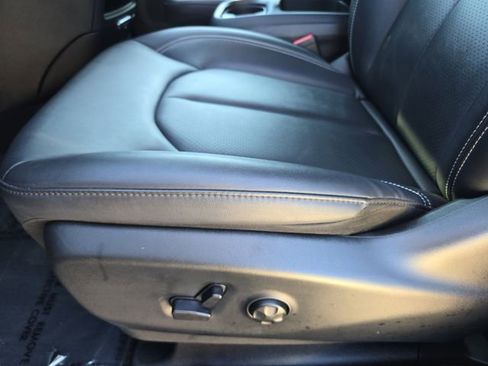 Used 2025 Chrysler Pacifica Select FWD image 33