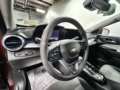Used 2025 Chevrolet Trax LT FWD image 10