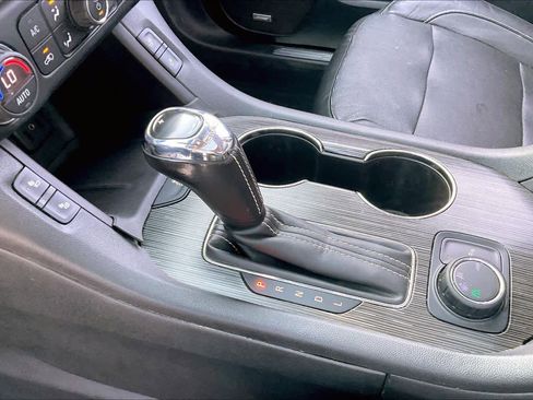 Used 2018 GMC Acadia SLT image 16