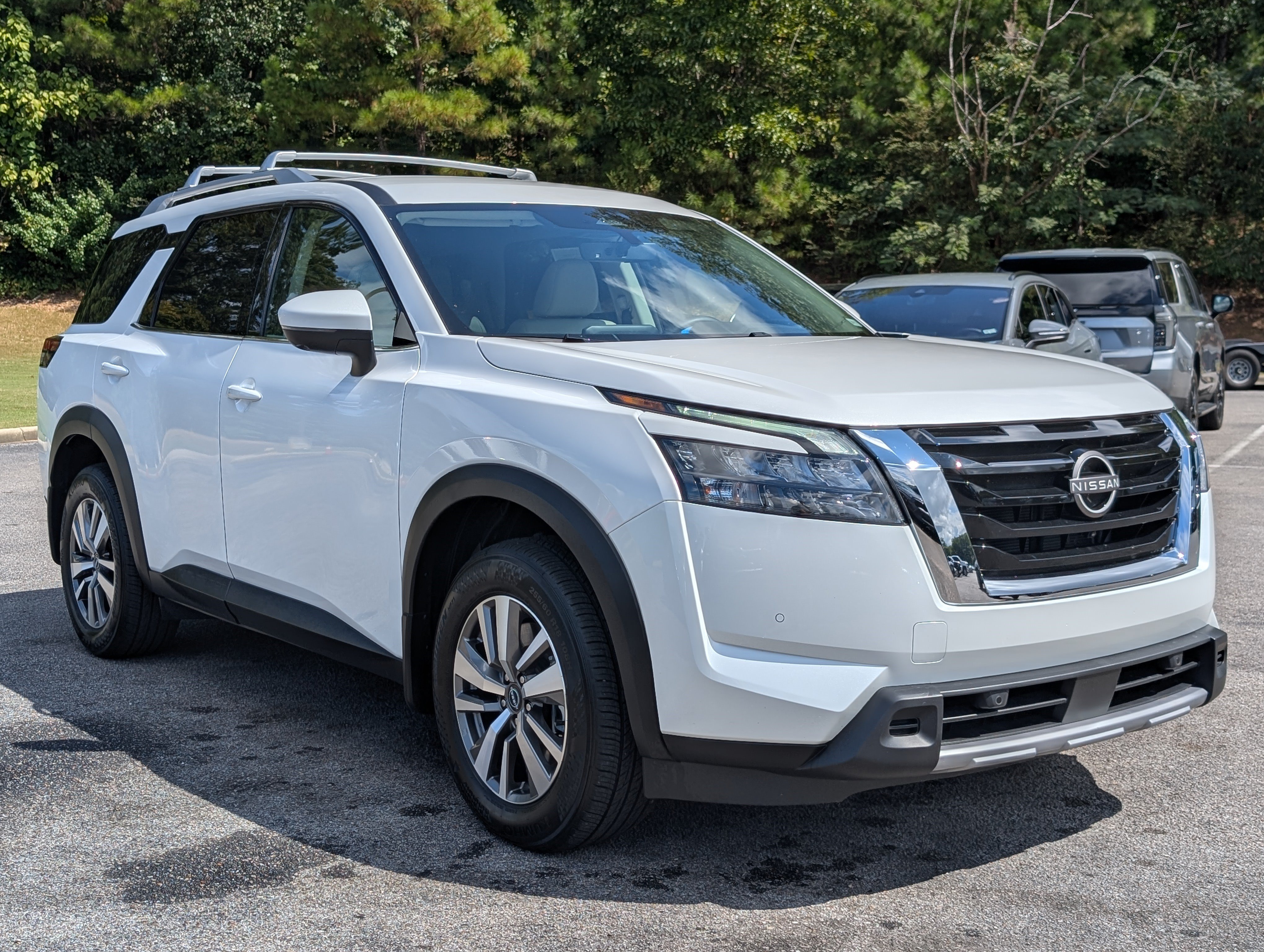 Used 2025 Nissan Pathfinder SL FWD image 11