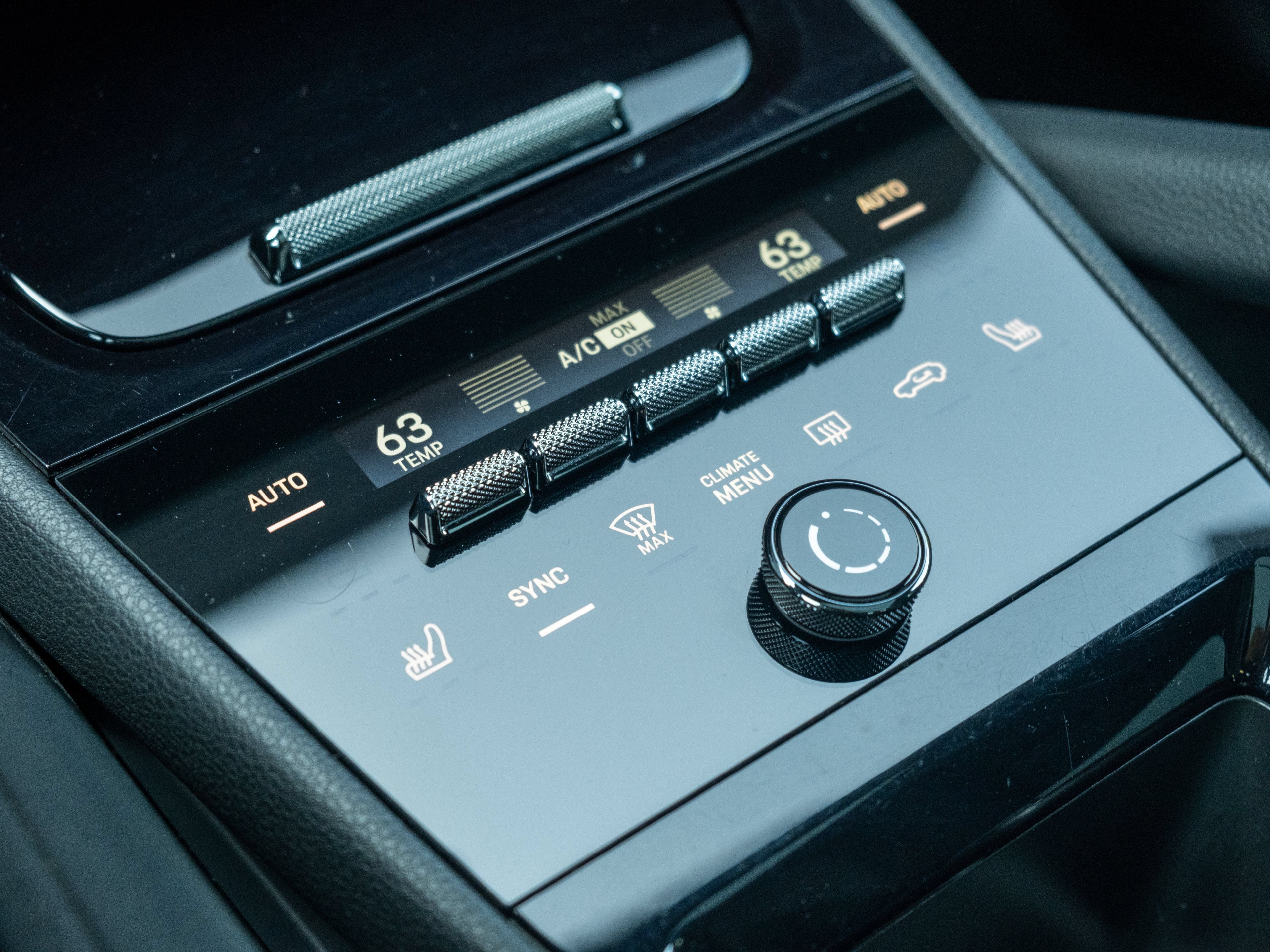 Certified 2025 Porsche Cayenne AWD/4WD image 32