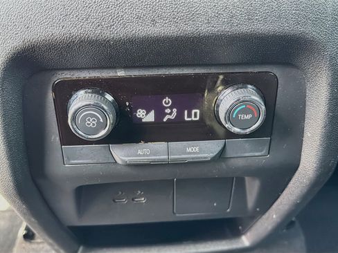 Used 2025 Chevrolet Traverse LT FWD image 19